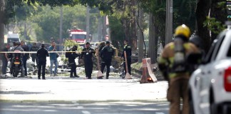Integrantes de la Policía Nacional inspeccionan la zona del atentado en Colombia. Foto La Hora: EFE