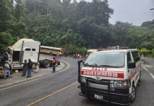 Bus extraurbano y Cabezal colisionan tras vuelta pronunciada en inmediaciones de la ruta a San Vicente Pacaya.