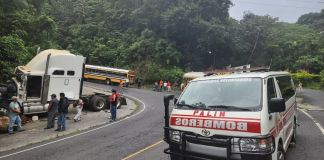 Bus extraurbano y Cabezal colisionan tras vuelta pronunciada en inmediaciones de la ruta a San Vicente Pacaya.