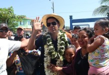 Una turba apedrea al candidato Andrónico Rodríguez tras emitir su voto en Bolivia