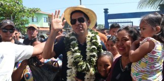 Una turba apedrea al candidato Andrónico Rodríguez tras emitir su voto en Bolivia