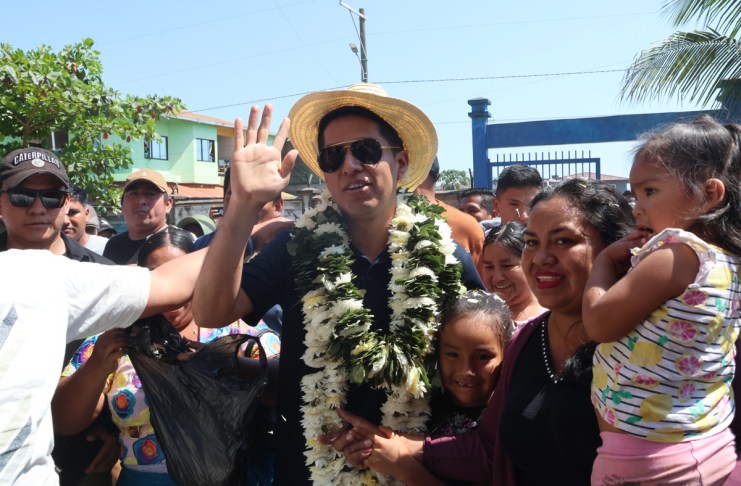 Una turba apedrea al candidato Andrónico Rodríguez tras emitir su voto en Bolivia