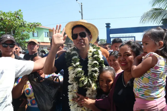 Una turba apedrea al candidato Andrónico Rodríguez tras emitir su voto en Bolivia Una turba apedrea al candidato Andrónico Rodríguez tras emitir su voto en Bolivia