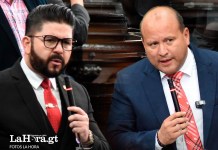 Los diputados Héctor Aldana y Cristian Alvarez se acusaron en el Pleno este 21 de agosto. Arte y Foto: La Hora / Alejandro Ramírez y José Orozco