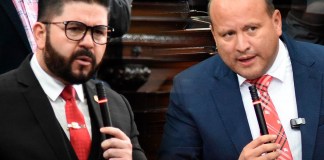 Los diputados Héctor Aldana y Cristian Alvarez se acusaron en el Pleno este 21 de agosto. Arte y Foto: La Hora / Alejandro Ramírez y José Orozco
