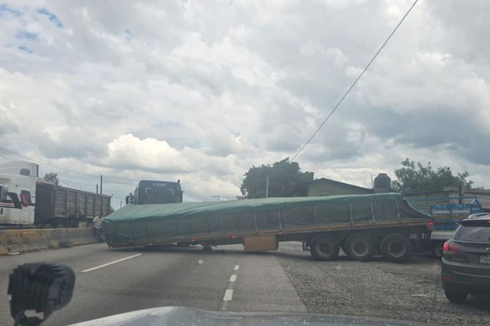 Accidente de transporte pesado bloquea ruta al Atlántico en el km 22. Foto La Hora: PMT