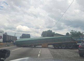Accidente de transporte pesado bloquea ruta al Atlántico en el km 22. Foto La Hora: PMT