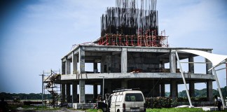 En la imagen la torre de control del Aeropuerto de Escuintla, una de las obras que continúa sin concluirse de la era Giammattei- Martínez, a pesar que ya se hicieron pagos millonarios. Foto: La Hora Fabricio Alonzo.