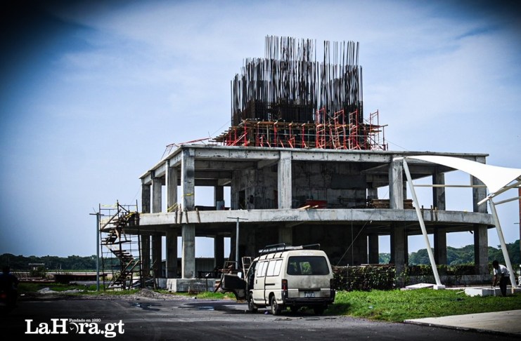 En la imagen la torre de control del Aeropuerto de Escuintla, una de las obras que continúa sin concluirse de la era Giammattei- Martínez, a pesar que ya se hicieron pagos millonarios. Foto: La Hora Fabricio Alonzo.