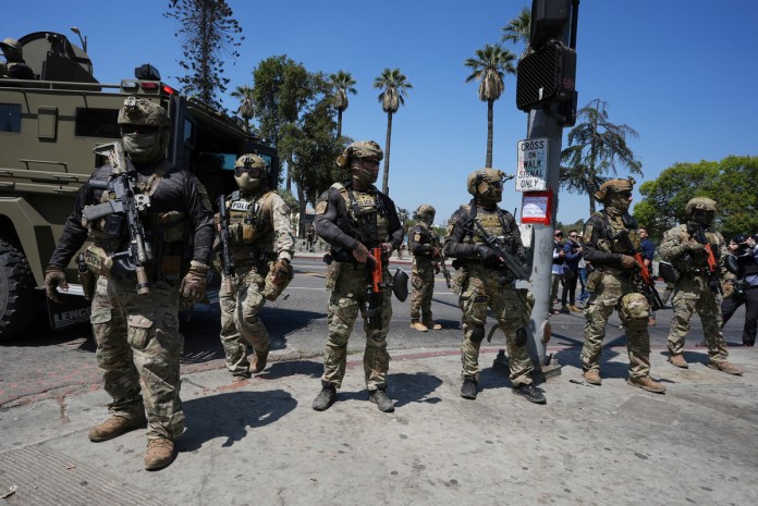 Agentes federales de ICE en MacArthur Park, Los Ángeles. Foto La Hora: AP