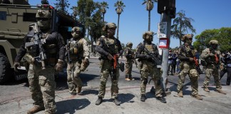 Agentes federales de ICE en MacArthur Park, Los Ángeles. Foto La Hora: AP