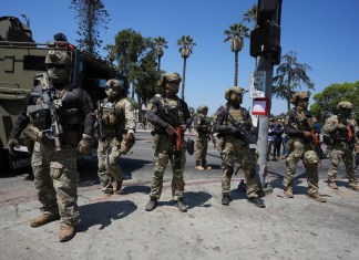 Agentes federales de ICE en MacArthur Park, Los Ángeles. Foto La Hora: AP