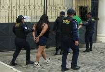 Policía detiene a sujetos que usaban una tarjeta de débito que se había quedado trabada en un cajero automático Agentes de la PNC capturaron a presuntos de haber tomado dinero de una tarjeta olvidada en un cajero de Quetzaltenango. Foto La Hora: RRSS