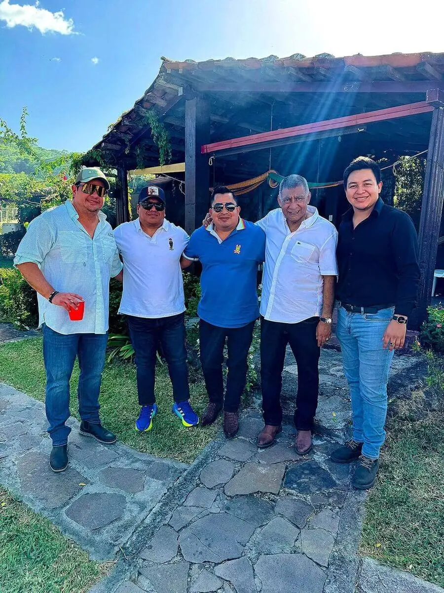 Luis Corado fue captado con el abogado Armando Ajín (camisa polo blanca), exdefensor de María Fernanda Bonilla, celebrando su cumpleaños en una reunión en Jutiapa. Foto La Hora: Redes Sociales