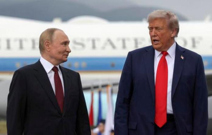 El presidente de Estados Unidos, Donald Trump, y su homólogo de Rusia, Vladímir Putin, posan en Anchorage (Alaska).. Foto La Hora: EFE.