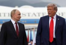 El presidente de Estados Unidos, Donald Trump, y su homólogo de Rusia, Vladímir Putin, posan en Anchorage (Alaska).. Foto La Hora: EFE.