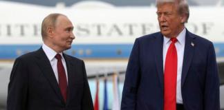 El presidente de Estados Unidos, Donald Trump, y su homólogo de Rusia, Vladímir Putin, posan en Anchorage (Alaska).. Foto La Hora: EFE.