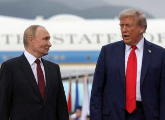 El presidente de Estados Unidos, Donald Trump, y su homólogo de Rusia, Vladímir Putin, posan en Anchorage (Alaska).. Foto La Hora: EFE.