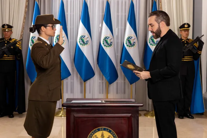 Ana Trigueros (1) Tras ser nombrada por el presidente Nayib Bukele como nueva ministra de Educación, Karla Trigueros asumió el cargo con una serie de medidas orientadas a reforzar la disciplina. Foto X de Nayib Bukele.
