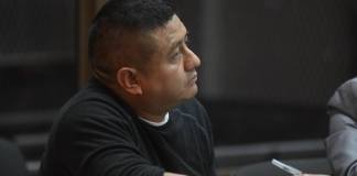 Ángel Sajbochol, exagente de PNC, espera conocer si debe enfrentar juicio por el caso Itzapa. Foto La Hora: Fabricio Alonzo