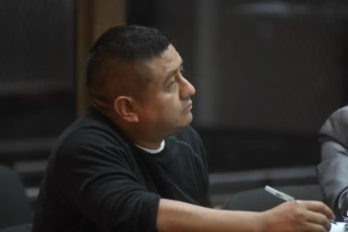 Angel Sajbochol Ángel Sajbochol, exagente de PNC, espera conocer si debe enfrentar juicio por el caso Itzapa. Foto La Hora: Fabricio Alonzo