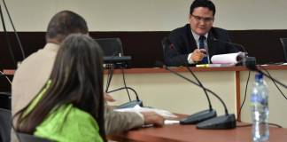 El juez Fredy Orellana concedió medida sustitutiva a Angelita Martínez. Foto La Hora: Daniel Ramírez