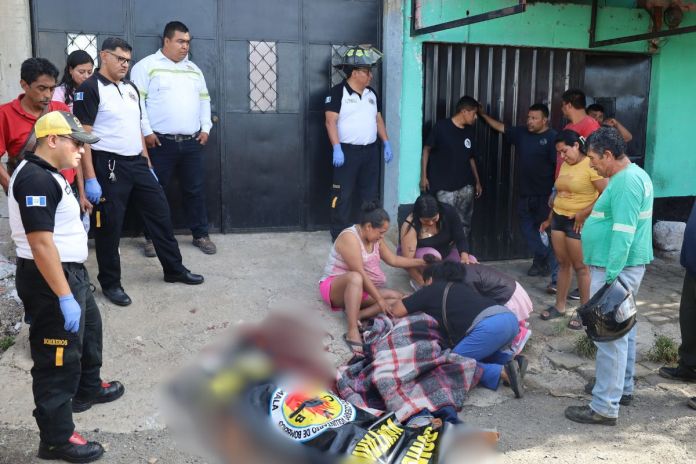 Ataque armado en Villa Nueva deja tres hombres fallecidos y una mujer herida. Foto La Hora: PNC
