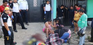 Ataque armado en Villa Nueva deja tres hombres fallecidos y una mujer herida. Foto La Hora: PNC