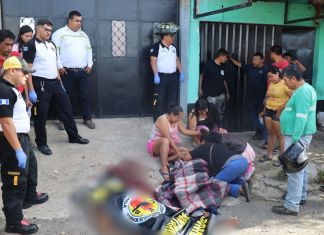 Ataque armado en Villa Nueva deja tres hombres fallecidos y una mujer herida. Foto La Hora: PNC