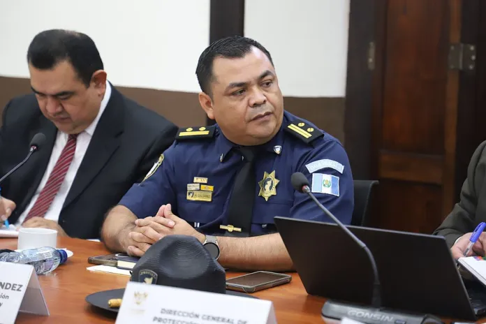 Autoridades buscan actualizar la normativa que regula requisitos y la edad minima para operar transporte pesado Autoridades buscan actualizar la normativa que regula requisitos y la edad mínima para operar transporte pesado. Foto La Hora: Provial