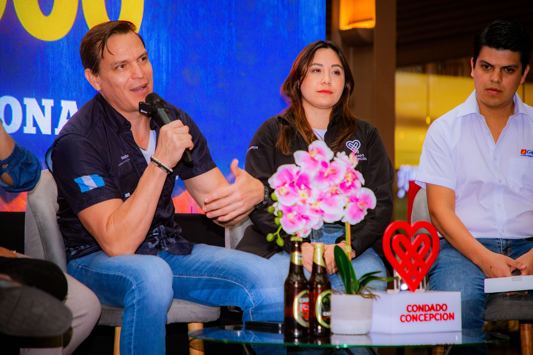 De izquierda a derecha: Roberto Cruz, miembro de Club Rotario Guatemala; Luisa, trade marketing de Condado Concepción. Foto: Cortesía Cerveza Cabro