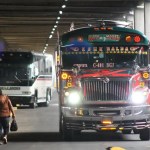 Dos buses salen de su estación en Guatemala.