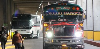 Dos buses salen de su estación en Guatemala.