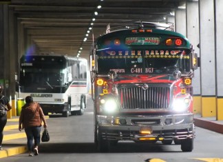 Dos buses salen de su estación en Guatemala.