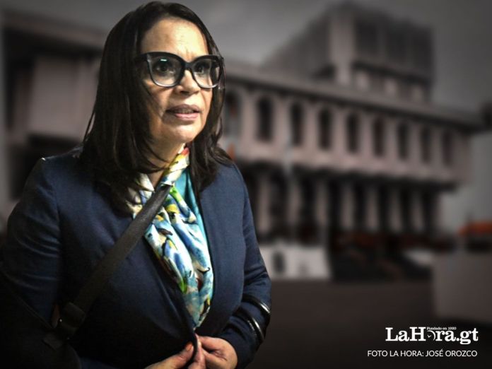 Este 21 de agosto de 2025, se cumplen 10 años de la captura de Roxana Baldetti. Arte La Hora: Francisco Altán