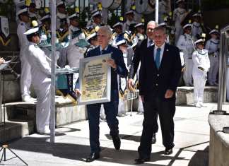 Homenaje realizado en Plaza Cívica Ramiro Castillo Love por el Día Nacional de la Bandera, con participación de banda marcial y banda de guerra del Colegio San Sebastián. Foto: La Hora/ Daniel Ramírez.