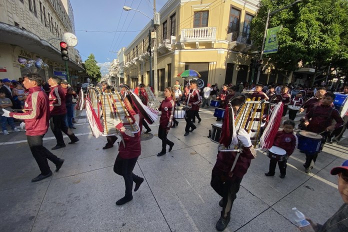 Bandas escolares en desfile. Foto La Hora: José Orozco