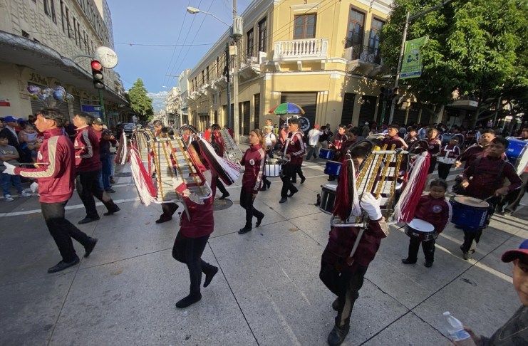 Bandas escolares en el desfile XVII de la Comunidad de Bandas de Guatemala