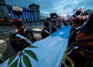 Sigue sin aparecer la bandera de la Plaza de la Constitución y Gobierno no aclara si denunció robo La bandera nacional de Guatemala durante la celebración de las fiestas patrias del 2022. Foto La Hora: Facebook Alejandro Giammattei.