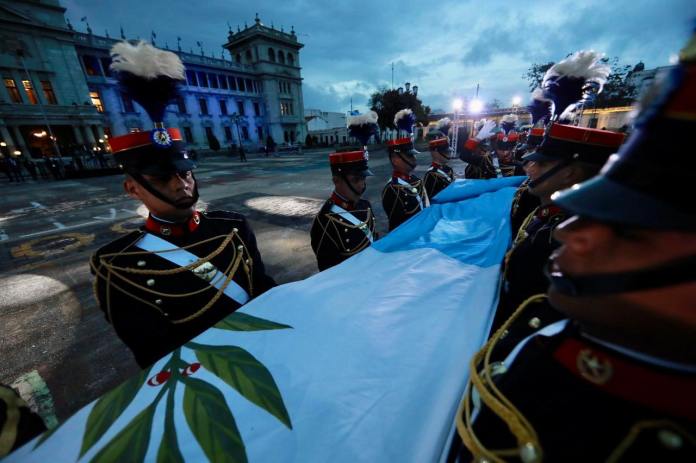 La bandera nacional de Guatemala durante la celebración de las fiestas patrias del 2022. Foto La Hora: Facebook Alejandro Giammattei.
