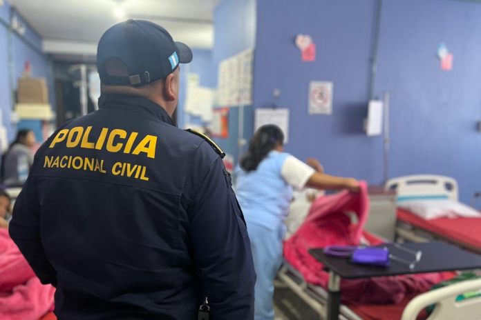 Mujer es puesta bajo custodia tras hallazgo de bebe en una fosa séptica.