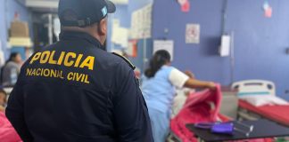 Mujer es puesta bajo custodia tras hallazgo de bebe en una fosa séptica.