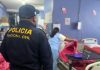 Mujer es puesta bajo custodia tras hallazgo de bebe en una fosa séptica.