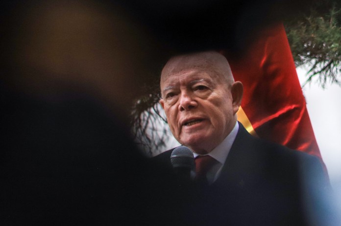 El presidente del Tribunal Supremo Electoral (TSE) de Bolivia, Óscar Hassenteufel, habla en la apertura de la jornada de votación nacional este domingo en La Paz (Bolivia). La jornada de elecciones generales en Bolivia comenzó con la apertura de las mesas electorales, en las que se elegirá al presidente y vicepresidente y se renovará el Parlamento para el periodo 2025-2030. EFE/ Gabriel Máquez