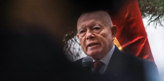 El presidente del Tribunal Supremo Electoral (TSE) de Bolivia, Óscar Hassenteufel, habla en la apertura de la jornada de votación nacional este domingo en La Paz (Bolivia). La jornada de elecciones generales en Bolivia comenzó con la apertura de las mesas electorales, en las que se elegirá al presidente y vicepresidente y se renovará el Parlamento para el periodo 2025-2030. EFE/ Gabriel Máquez