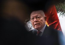 Bolivia acude a las urnas para elegir presidente y renovar el Parlamento El presidente del Tribunal Supremo Electoral (TSE) de Bolivia, Óscar Hassenteufel, habla en la apertura de la jornada de votación nacional este domingo en La Paz (Bolivia). La jornada de elecciones generales en Bolivia comenzó con la apertura de las mesas electorales, en las que se elegirá al presidente y vicepresidente y se renovará el Parlamento para el periodo 2025-2030. EFE/ Gabriel Máquez