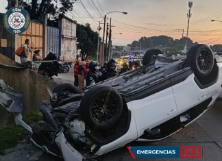 Accidente de tránsito en el kilómetro 12 de la Carretera al Atlántico. Foto La Hora: Bomberos Municipales.
