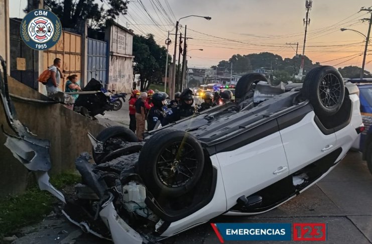 Accidente de tránsito en el kilómetro 12 de la Carretera al Atlántico. Foto La Hora: Bomberos Municipales.