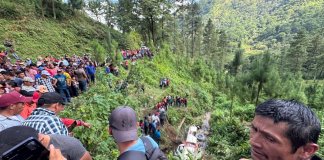 Vehículo cae a barranco en Baja Verapaz y deja personas fallecidas y heridas. Foto La Hora: Bomberos Voluntarios.