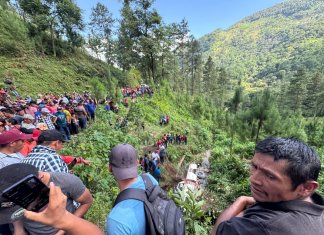 Vehículo cae a barranco en Baja Verapaz y deja personas fallecidas y heridas. Foto La Hora: Bomberos Voluntarios.